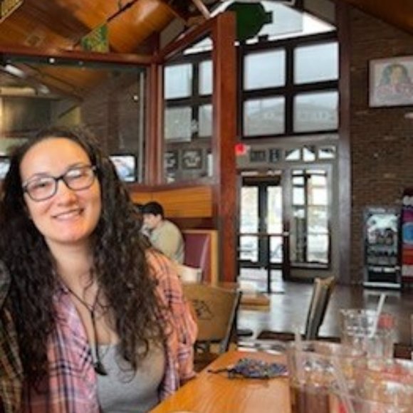 Meet your Posher, Cynthia - Picture 3 of 3